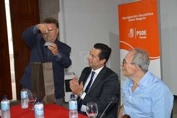 El PSOE rinde homenaje al exconcejal José Alcaraz/TA.